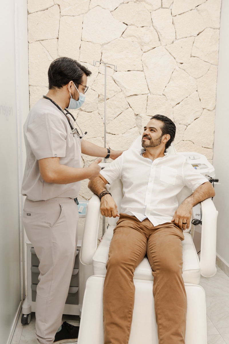 Consulta médica para evaluar tratamiento regenerativo de rodilla en clínica Regeneris Cancún