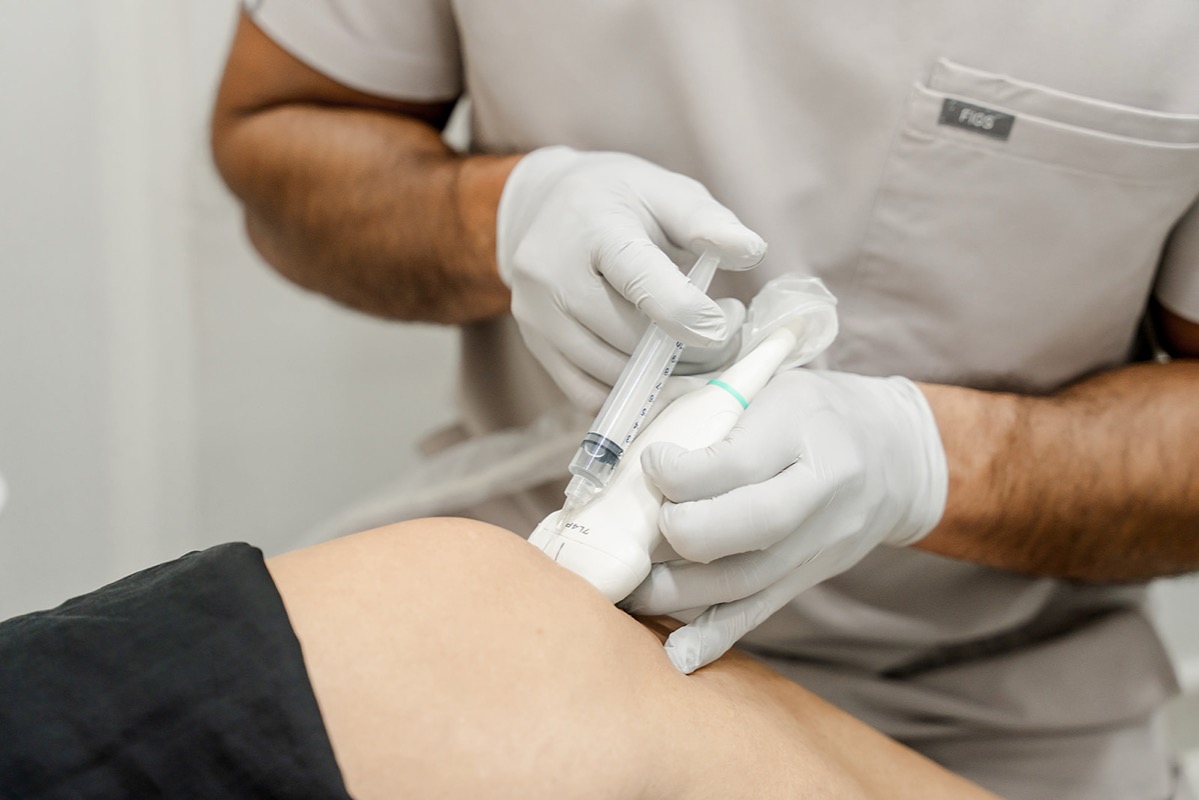 Ultrasound-guided joint infiltration for pain management at Regeneris Therapy