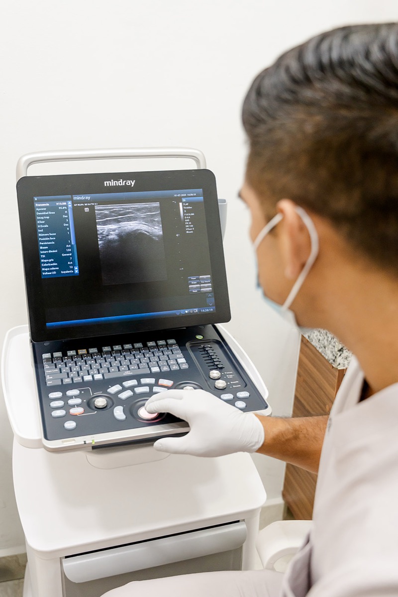 Especialista operando ultrasonido en Regeneris