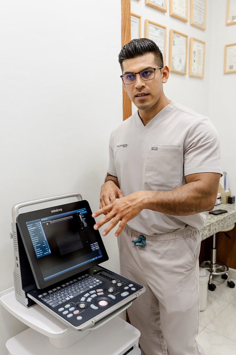 Especialista con ultrasonido en Regeneris Therapy