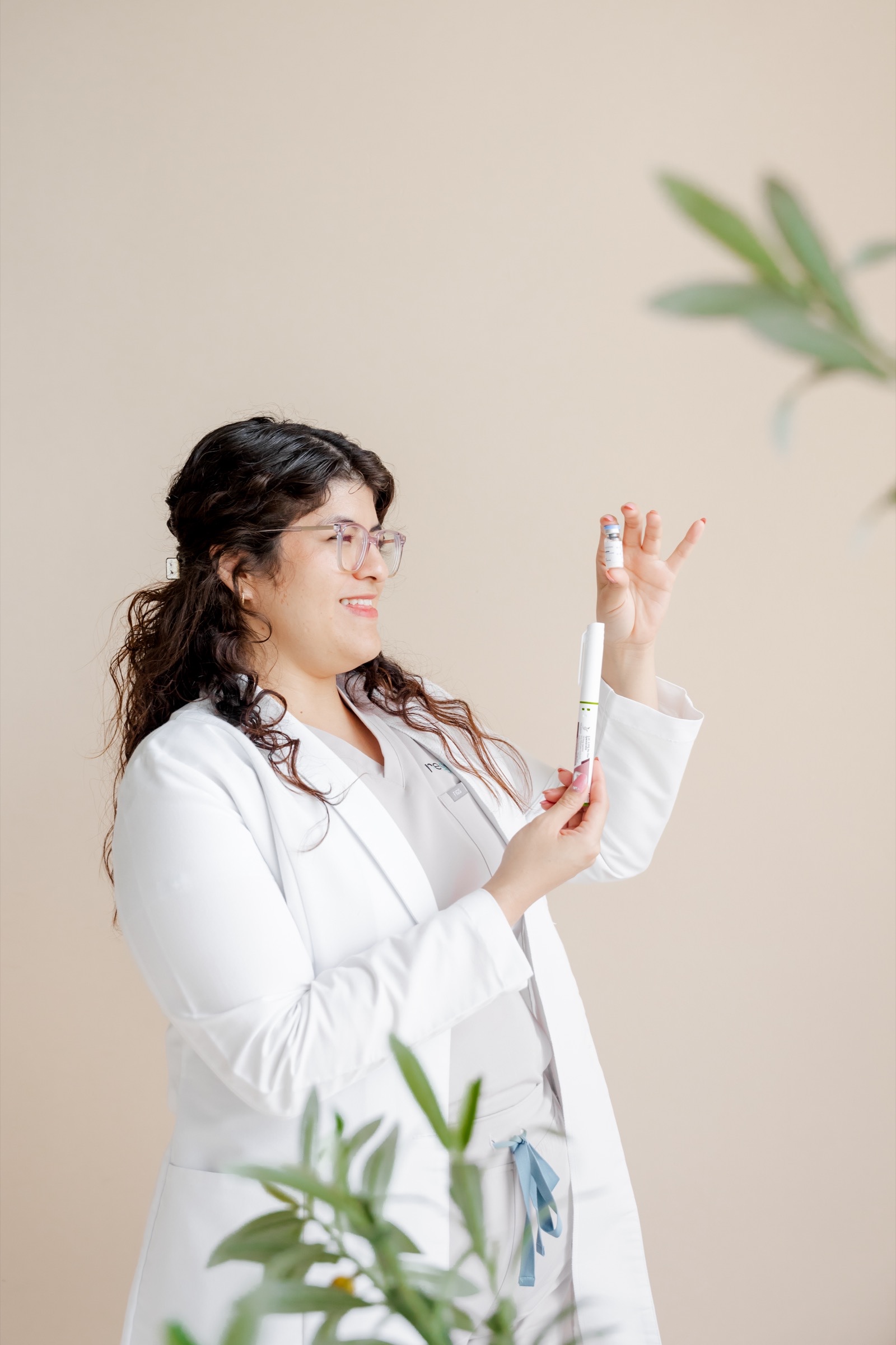 Dra. Claudia Labastida con pluma y vial