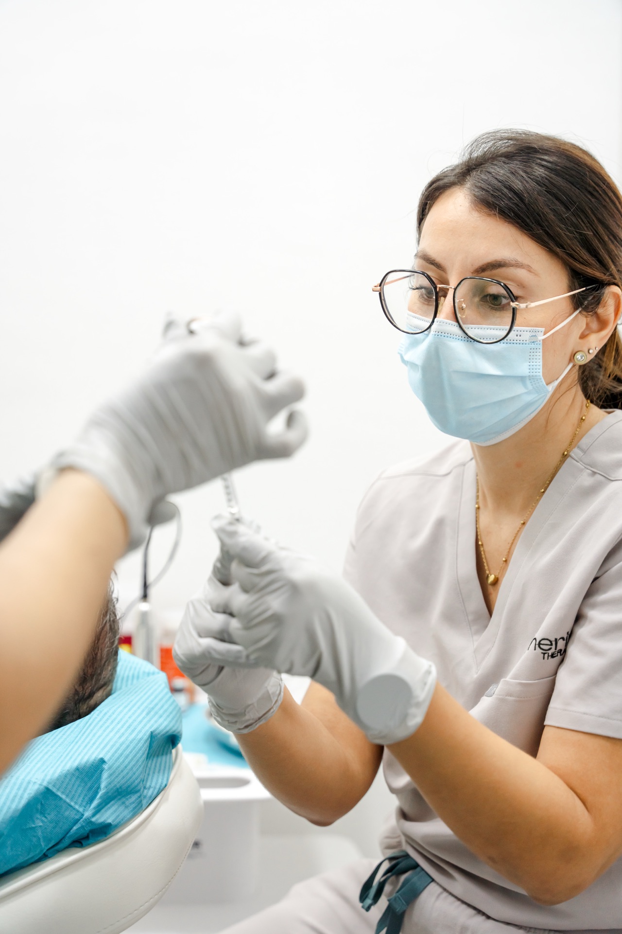 Paciente recibiendo terapia intravenosa con NAD+ para rejuvenecimiento celular en Regeneris Therapy.